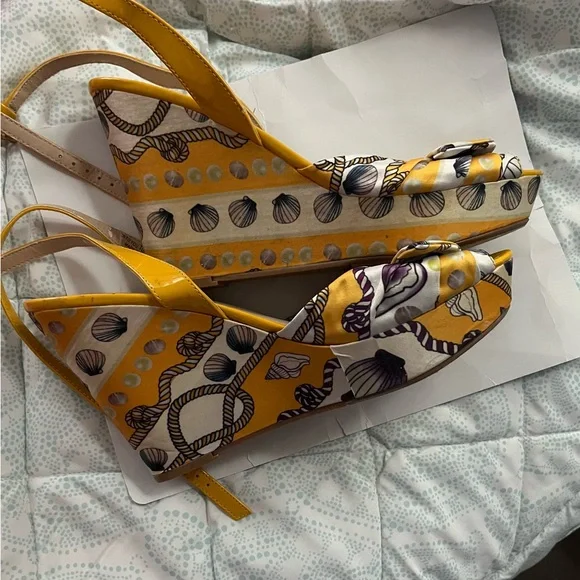 Like new Shell Sandals with straps size 10 - Picture 2 of 3